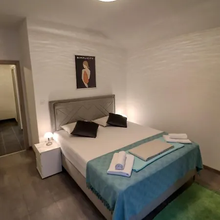 Rocky Apartment Vir