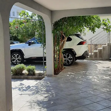 Rocky Apartment Vir